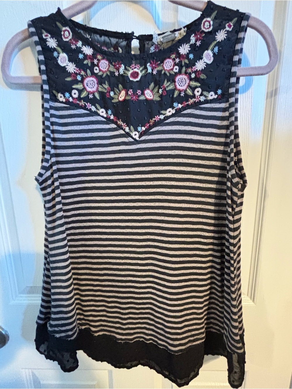 😍Gimmicks Sleeveless Striped Embroidered Tank - Size Medium
